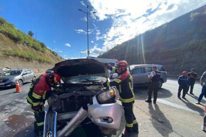 Bomberos de Quito atendió una emergencia por un siniestro de tránsito en el sector de San Rafael, Yaruquí.