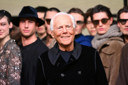 El diseñador italiano Giorgio Armani al final de la presentación de su colección Otoño/Invierno 2025/2026 durante la Semana de la Moda de Milán, el 20 de enero de 2025.