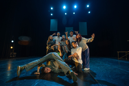 Al equipo de La Cinta corta le tomó cuatro meses de trabajo y diez días de residencia montar ‘Asfalto’ que pone a ocho artistas en escena.