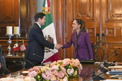 Claudia Sheinbaum (d), saludando al secretario de Estado estadounidense, Marco Rubio (i), en el Palacio Nacional de la Ciudad de México.