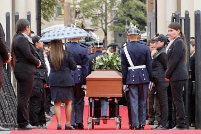 Féretro del fallecido senador y precandidato presidencial Miguel Uribe Turbay a su llegada al Cementerio Central en Bogotá (Colombia).