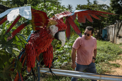 Yhorby Ventura observando una escultura de una guacamaya, en Maracaibo (Venezuela).