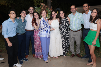 Juan Andrés Izurieta, Pancho Briz, Luis Hidalgo, Pilar Briz, María Teresa Pérez, Tata Ayala, María Fernanda de Hidalgo, y Xavier, José y Toya Hidalgo.