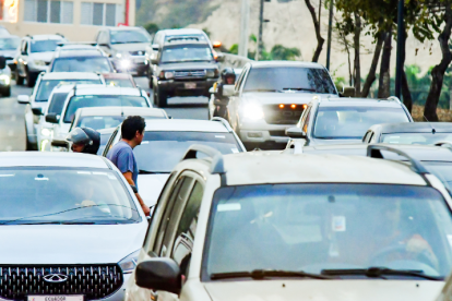 Tráfico. Hay congestionamientos gran parte del día. Peatones buscan formas de cruzar.