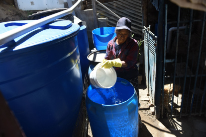 Medida. Los moradores de San José de Pomasqui han tenido que comprar tanques para almacenar el agua.