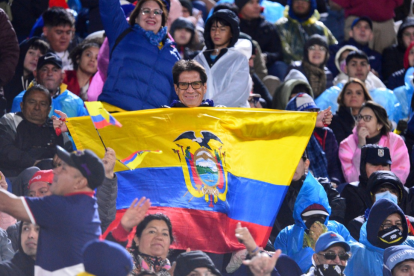 Los jugadores de Ecuador animan a su selección antes del partido de fútbol de las eliminatorias sudamericanas de la Copa Mundial de la FIFA 2026.
