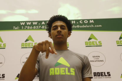 Reggie Luis Jr juega en la posición de escolta o alero en los Boston Celtics.