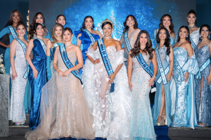 Las 13 candidatas oficiales del certamen Reina de Guayaquil 2025, presentadas en el Centro Cultural Olmedo.