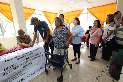 Adultos mayores y personas con discapacidad reclaman que el SRI no les ha devuelto el IVA más menos hace siete meses.