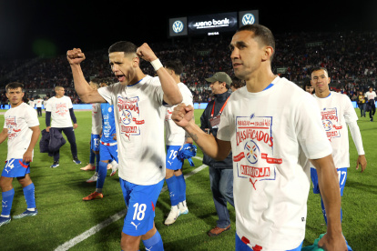 Álex Arce (i) y Gustavo Velázquez de Paraguay celebran la clasificación a la Copa Mundial 2026 en un partido ante Ecuador en el estadio Defensores del Chaco.