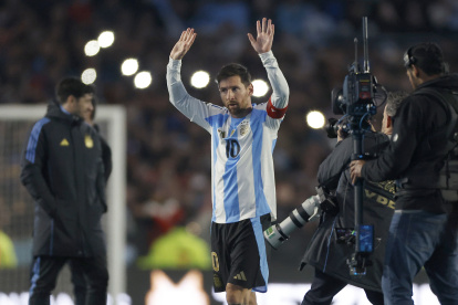 Lionel Messi de Argentina reacciona en un partido por las eliminatorias a la Copa Mundial 2026 ante Venezuela en el estadio Monumental en Buenos Aires (Argentina).