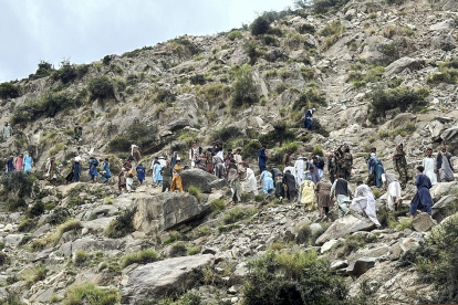 Voluntarios afganos caminan por una ladera, después de un terremoto en el distrito de Nurgal de la provincia de Kunar el 5 de septiembre de 2025.
