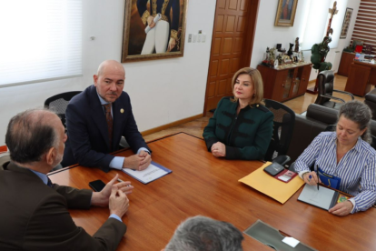 El ministro de Defensa, Gian Carlo Loffredo, y la embajadora de la Unión Europea, Jekaterina Dorodnova.