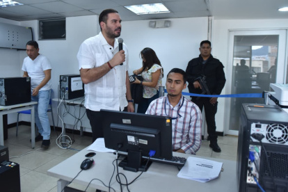 El presidente del CPCCS, Andrés Fantoni, participó de la instalación del sistema informático.
