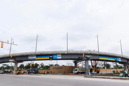 La construcción de pasos elevados han sido muy criticados en Guayaquil.