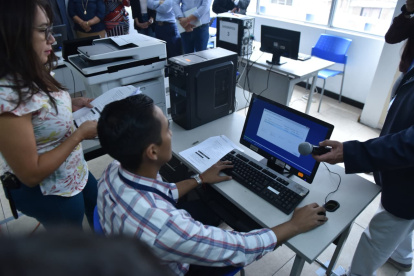 La instalación se realizó en presencia de veedores, comisionados ciudadanos y prensa.