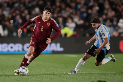 AMDEP2897. BUENOS AIRES (ARGENTINA), 04/09/2025.- Julian Alvarez (d) de Argentina disputa el balón con Nahuel Ferraresi de Venezuela este jueves, en un partido por las eliminatorias a la Copa Mundial 2026 entre Argentina y Venezuela en el estadio Monumental en Buenos Aires (Argentina). EFE/Adan González