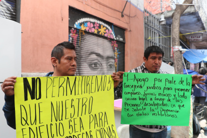 Vecinos desalojados protestan después de un desalojo en el Centro Histórico de la Ciudad de México (México).