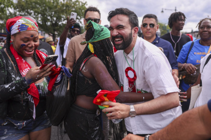 Fotografía del candidato a la alcaldía de Nueva York Zohran Mamdani (d)
