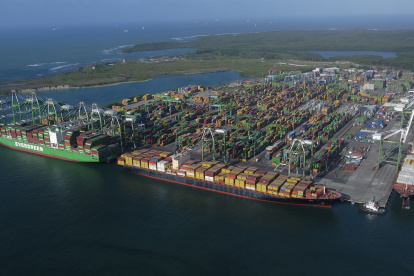 Barcos que circulan por el Canal de Panamá.