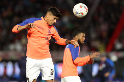 El defensa ecuatoriano Piero Hincapié hace trabajos de calentamiento.