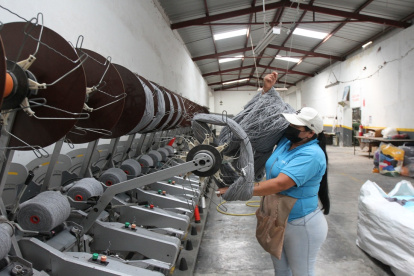 Los sectores más vulnerables incluyen textiles, artesanías y sombreros de paja toquilla y otros.