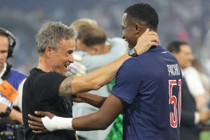 El estratega español del PSG, Luis Enrique (i), felicita al defensa ecuatoriano Willian Pacho.