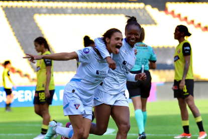 La delantera cubana Cecil Aldana (i), que marcó los dos goles en Guayaquil, comandará el ataque de las Guerreras Albas ante Barcelona SC.