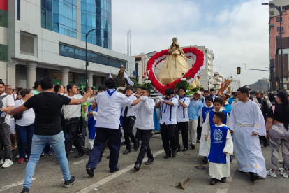 Fieles católicos marchan en el centro de Guayaquil durante la procesión mariana en honor a la Virgen.