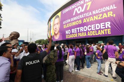 Militantes del movimiento ADN esperan al presidente Daniel Noboa en el Coliseo Voltaire Paladines Polo, durante la convención nacional 2025 en Guayaquil.