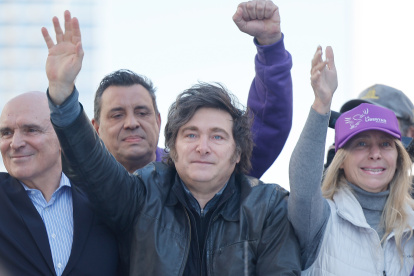 Milei cerró la campaña de las elecciones legislativas en Lomas de Zamora, provincia de Buenos Aires, pese a las advertencias de seguridad por los enfrentamientos con seguidores peronistas.