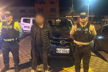 En otro operativo en Calderón, la Policía aprehendió a un hombre con antecedentes penales y se recuperó un vehículo reportado como robado.