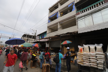 Los daños que provocó el explosivo eran evidentes en la fachada del edificio donde funciona un local de abastos.