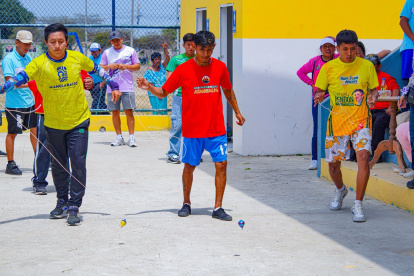 Juego. Decenas de habitantes practicaron el juego del trompo en el festival.