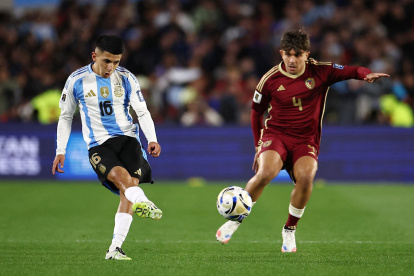 Thiago Almada (i) asumiría un rol más protagonista ante la Tri, como posible reemplazo de Messi.