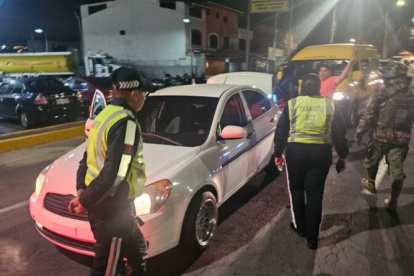 Agentes civiles de tránsito, policías y militares realizaron los controles.