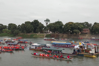 La procesión náutica tuvo asistencia tanto en las lanchas como en el malecón de Daule.