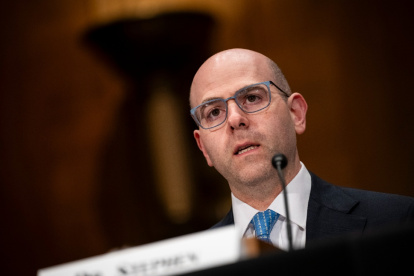 El presidente de Estados Unidos, Donald Trump, nominó al economista Stephen Miran para cubrir temporalmente un puesto en la FED.