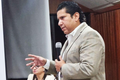 El asambleísta de ADN, Adrián Castro, solicitó a Fiscalía investigar a Richard Gómez, a quien el Ministerio de Trabajo señala por supuestamente haber vaciado una cuenta del Comité de empresa de CNEL.