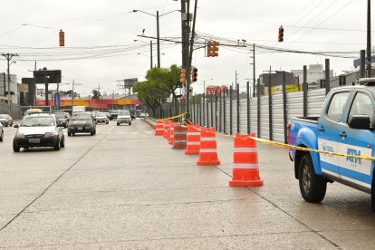 Decenas de metros lineales de planchas ya fueron instaladas en la avenida Juan Tanca Marengo como parte de la preparación para los pasos elevados.