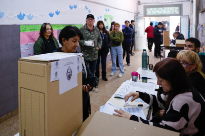 Los centros de votación abrieron a las 08:00, hora local, y estarán abiertos hasta las 18:00.