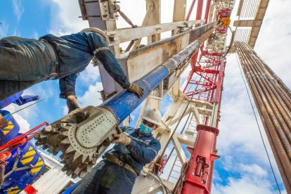 Con esta nueva subida, la OPEP+ incrementó desde abril en 2,6 millones de barriles diarios su producción.