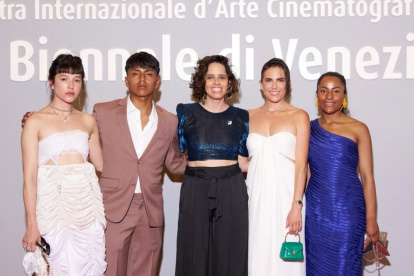 Karla Souza y Ana Cristina Barragán junto al elenco de Hiedra.