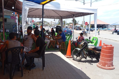 Un local de bebidas, ocupa parte de la calle