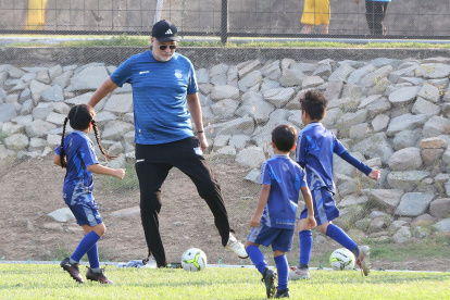 Juárez es empresario y entrenador de las escuelas del fútbol del Emelec.
