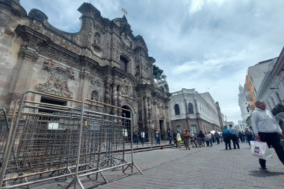 Si bien la iglesia de la Compañía no está vallada, las rejas se colocaron en el exterior.