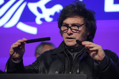 El presidente de Argentina, Javier Milei, habla luego de conocer los resultados electorales de las elecciones legislativas este domingo