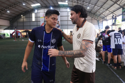 Iván Junior (i) y Jaime Iván Kaviedes marcaron goles para sus equipos durante el torneo Ultimate Sky League desarrollado en Quito.