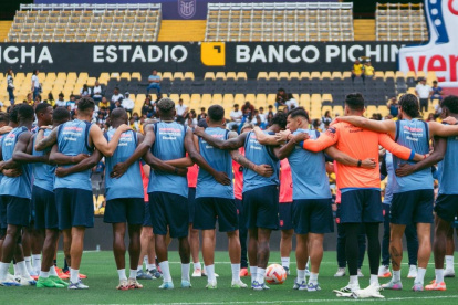 Ecuador y su oración antes de su entrenamiento en el estadio Monumental.