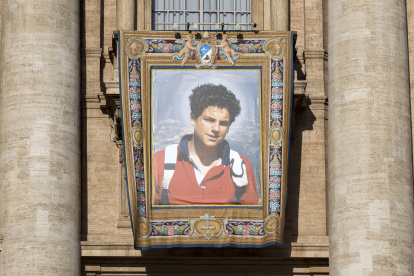 El retrato de Carlo Acutis en la Plaza de San Pedro para su canonización, en el Vaticano, el 7 de septiembre de 2025.